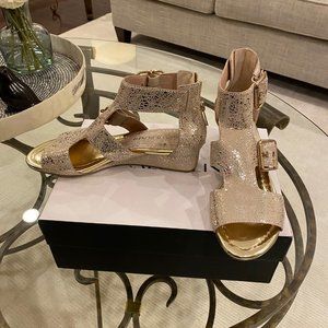 Donald Pliner , Size 37 (7), Platino (Mirror Metallic (Antique)